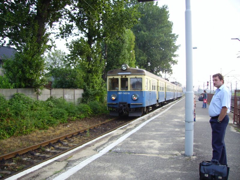 Ein EN 57 im Bahnhof Tarnowskie Gory im Sommer 2006.
