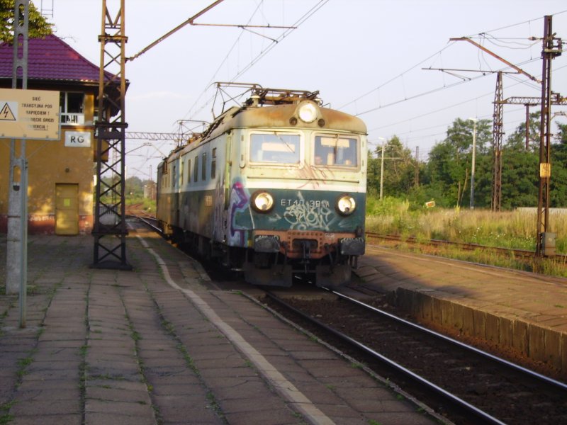 Ein ET 40 der PKP im Bahnhof Rudziniec im Juli 2008.