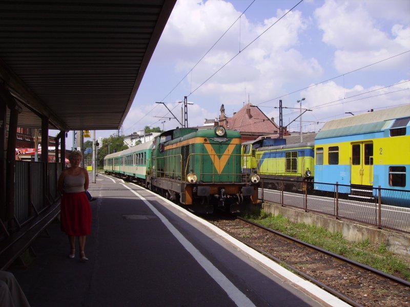 Eine SM 42 im Bahnhof Opole im Sommer 2006.