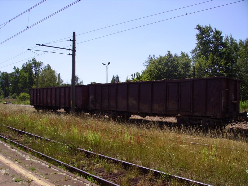 Gterwagen im Bahnhof Tworog im Sommer 2006.