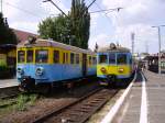 Zwei EN57 im Bahnhof Opole im Sommer 2006.